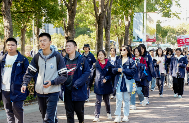 探秘藥理世界，共尋自然之旅——南京第十二中學(xué)高三學(xué)子一日研學(xué)活動(dòng)